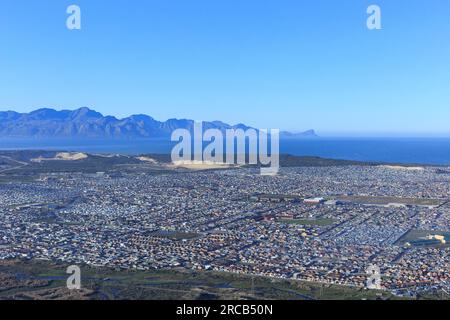 Kapstadt, Südafrika - 11. 2023. Juli: Die Cape Flats und False Bay aus der Vogelperspektive. Stockfoto