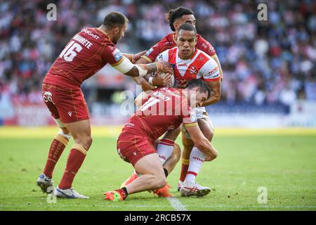 St. Helens, England - 13. Juli 2023 - will Hopoate von St. Helens, angegriffen von Matt Whitley von Catalan Dragons . Betfred Super League, St. Helens gegen Catalan Dragons im Totally Wicked Stadium, St. Helens, Großbritannien Stockfoto