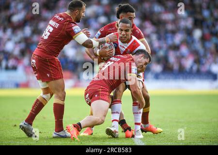 St. Helens, England - 13. Juli 2023 - will Hopoate von St. Helens, angegriffen von Matt Whitley von Catalan Dragons . Betfred Super League, St. Helens gegen Catalan Dragons im Totally Wicked Stadium, St. Helens, Großbritannien Stockfoto