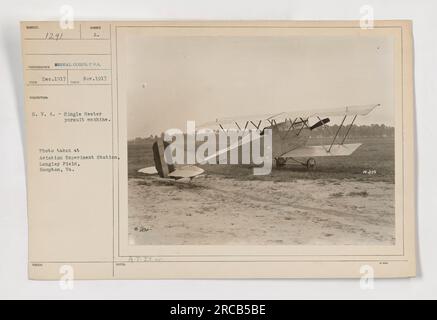 Drei italienische Piloten posieren während des Ersten Weltkriegs für ein Foto in den Vereinigten Staaten. Das Foto wurde in der Aviation Experiment Station, Langley Field, Hampton, Virginia aufgenommen. Es zeigt die Piloten mit einer einsitzigen Verfolgungsmaschine. Stockfoto