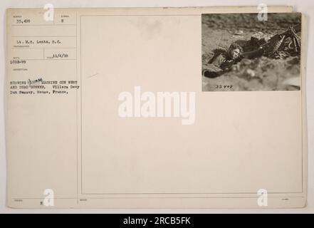 Foto mit Leutnant M.S. Lents, S.C. und ein Maschinengewehrnest in Villers Devy, Frankreich. Das Bild wurde am 4. November 1918 aufgenommen und zeigt einen verstorbenen Schützen. Hinweis: Das Foto trägt die Nummer 33.408 und wurde unter dem Codenamen „RECO 1692-18“ ausgestellt. Stockfoto