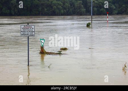 Der Rhein überflutet den Hafeneingang von Karlsruhe Stockfoto