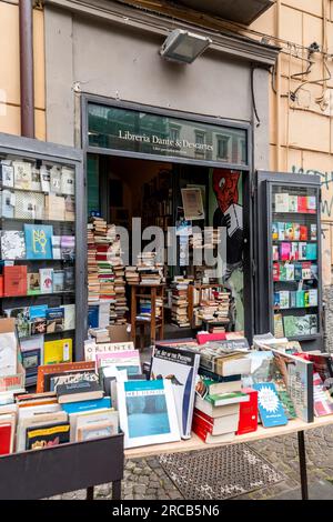 Neapel, Italien - 9. April 2022: Gebrauchte Bücher zum Verkauf an einem Buchladen auf der Piazza Gesu Nuovo. Stockfoto