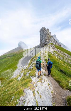 Bergsteiger bei Hoech-Niederi Sattel, Felsvorsprung, Saentis, Appenzell Ausserrhoden, Appenzell Alpen, Die Schweiz Stockfoto