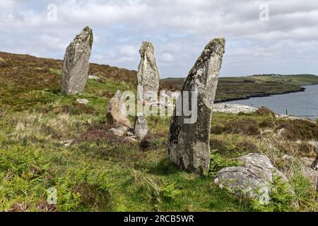 Callanischer VIII. Prähistorischer, jungsteinzeitlicher Steinkreis. Isle of Lewis, Äußere Hebriden. Halbkreisförmige Megalitheinstellung am Klippenrand. Aus der Luft nach Osten Stockfoto