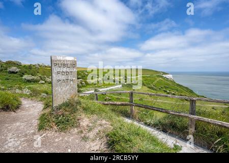 Fußweg entlang der Dover Chalk Cliffs mit Stele und Hinweis für Public Footpath, Dover Chalk Cliffs, Kent, English Channel, England, Vereinigtes Königreich Stockfoto