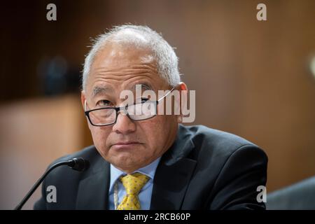 Jack ading, Minister für auswärtige Angelegenheiten und Handelspolitik der Marshallinseln, tritt vor einer Anhörung des Senatsausschusses für Energie und natürliche Ressourcen auf, um das Compact of Free Association Amendment Act von 2023 im Dirksen Senate Office Building in Washington, DC, am Donnerstag, den 13. Juli 2023 zu prüfen. Kredit: Rod Lamkey/CNP Stockfoto