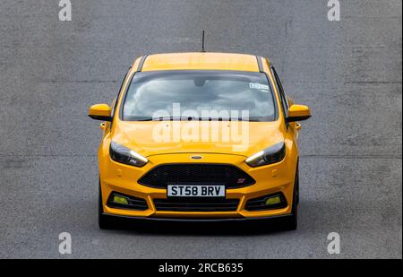 Milton Keynes, Großbritannien - Juli 9. 2023: 2017 gelbes FORD FOCUS ST-3 TDCI-Auto, das auf einer britischen Hauptstraße fährt Stockfoto