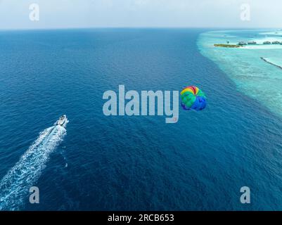 Luftaufnahme, Malediven, Nordmännliches Atoll, Indischer Ozean, Lankanfushi, Paradise Island, Paraglider mit Boot Stockfoto