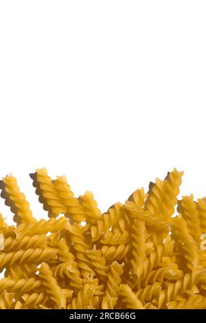 Vertikales Bild von Spiral Hartweizengrieß-Pasta auf weißem Hintergrund Stockfoto