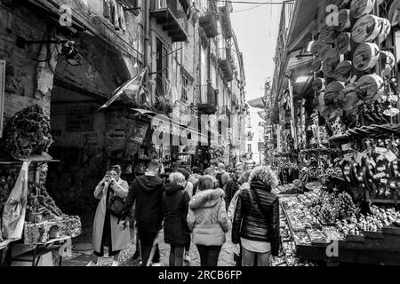 Neapel, Italien - 9. April 2022: Allgemeine Architektur und Blick auf die Straße im Stadtzentrum von Neapel, Kampanien, Italien. Via San Gregorio Armeno. Stockfoto