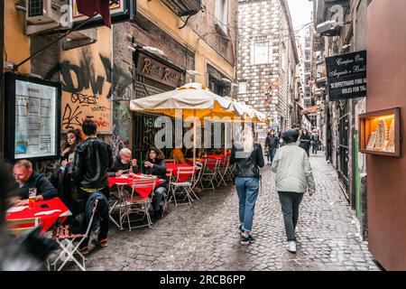 Neapel, Italien - 8. April 2022: Allgemeine Architektur und Blick auf die Straße im Stadtzentrum von Neapel, Kampanien, Italien. Stockfoto