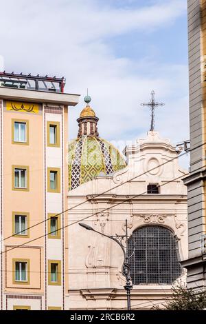 Neapel, Italien - 9. April 2022: Allgemeine Architektur und Blick auf die Straße im Stadtzentrum von Neapel, Kampanien, Italien. Stockfoto