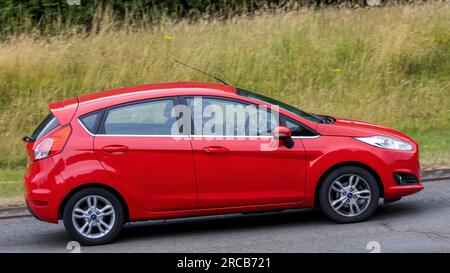 Milton Keynes, Großbritannien - Juli 9. 2023: 2014 roter FORD FIESTA ZETEC, der auf einer britischen Straße fährt Stockfoto