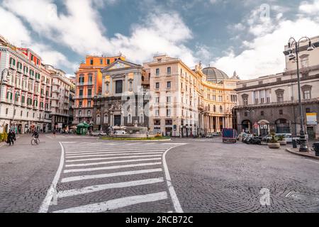 Neapel, Italien - 9. April 2022: Piazza Trieste e Trento, einer der wichtigsten Plätze der Stadt Neapel, neben dem Platz der Volksabstimmung, Kampanien, Stockfoto