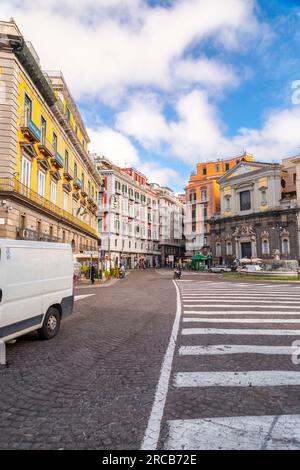 Neapel, Italien - 9. April 2022: Piazza Trieste e Trento, einer der wichtigsten Plätze der Stadt Neapel, neben dem Platz der Volksabstimmung, Kampanien, Stockfoto