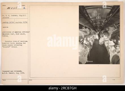 Amerikanischer Krankenhauszug im Medical Officers Training Camp, Fort Riley, Kansas. Die Innenansicht zeigt Schwestern des Roten Kreuzes, die verwundete Truppen betreuen. Datum: 17. Juli 1918. Offiziell freigegeben und zensiert am 1. August 1918, vom M.I.B. Zensor. Foto von LT. E. N. Jackson, Sig. R. C. Bildnummer: 15025. Stockfoto