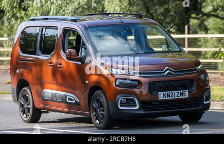 Milton Keynes, Großbritannien - Juli 7. 2023: CITROEN BERLINGO mit 2021-Dieselmotor, das auf einer britischen Straße unterwegs ist Stockfoto