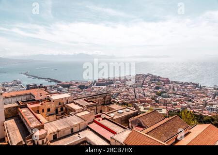 Neapel, Italien - 9. April 2022: Unvergleichlicher Blick auf die Stadt Neapel von der burg Sant'Elmo, Kampanien, Italien. Stockfoto