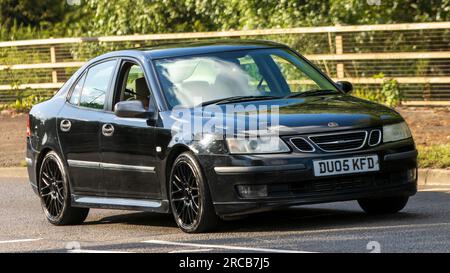 Milton Keynes, Großbritannien - Juli 7. 2023: 2005 Diesel SAAB 9-3 Auto, das auf einer britischen Straße fährt Stockfoto