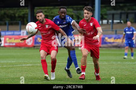 Penybont's Keyon Reffell (Centre) kämpft während der ersten Runde der UEFA Europa Conference League, der ersten Etappe auf dem Dunraven Brewery Field, Bridgend, mit dem FC Santa Coloma's Sergio Rodriguez (links) und Gerard Gomez um den Ball. Foto: Donnerstag, 13. Juli 2023. Stockfoto