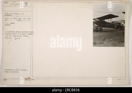 Private T.R. Shaw steht neben einem gefangenen deutschen Fokker-Flugzeug auf dem Flugfeld des Verfolgungsgeschwaders Nr. 1 in Remicourt, Marne, Frankreich. Das Foto wurde am 19. Oktober 1918 aufgenommen. Sie wurde am 5. Dezember 1918 empfangen und verarbeitet. Das Bild wurde offiziell herausgegeben, nachdem es vom A.E.F.-Zensor genehmigt wurde. Stockfoto