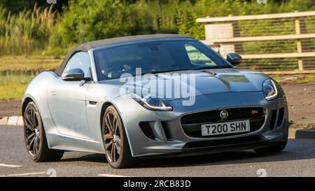 Milton Keynes, Großbritannien – Juli 7. 2023: 2013 graues Cabriolet DES JAGUAR F-TYPE, das auf einer britischen Straße unterwegs ist Stockfoto
