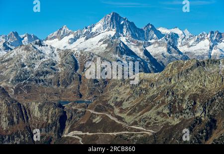 Blick vom Furka Pass auf die Bergstraße zum Grimselpass, Finsteraarhorn Gipfel dahinter, Furka Pass, Wallis, Schweiz Stockfoto