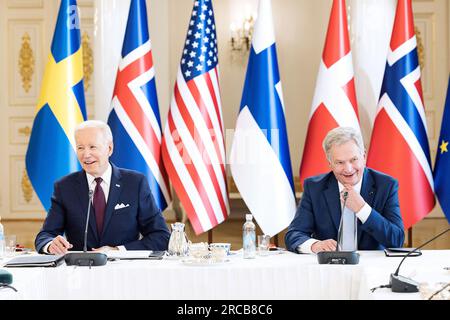 Helsinki, Finnland. 13. Juli 2023. Präsident Joe Biden (L) und Finnlands Präsident Sauli Niinisto nehmen am Gipfeltreffen der US-nordischen Staats- und Regierungschefs Teil. Im Präsidentenpalast in Helsinki, Finnland, Donnerstag, 13. Juli 2023. Foto: Roni Rekomaa/Finnlands Pressestelle/Kredit: UPI/Alamy Live News Stockfoto