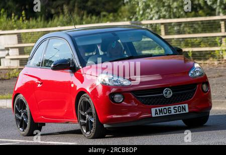 Milton Keynes, UK - Juli 7. 2023: 2019 rotes VAUXHALL ADAM ENERGISED Car, das auf einer britischen Straße fährt Stockfoto