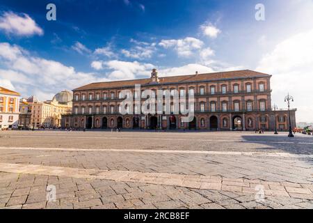 Neapel, Italien - 9. April 2022: Außenansicht des Palazzi reale di Neapel, des Königspalastes von Neapel und des Nationalbibliothek-Gebäudes in Neapel, Kampanien, IT Stockfoto