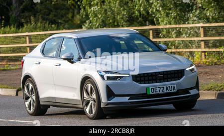 Milton Keynes, Großbritannien - Juli 7. 2023: 2022 Elektroauto POLESTAR 2 EV FWD, das auf einer britischen Straße fährt Stockfoto