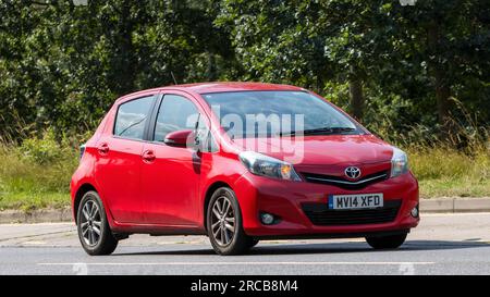 Milton Keynes, Großbritannien - 13. 2023. Juli: 2014 roter TOYOTA YARIS-Wagen, der auf einer englischen Straße fährt Stockfoto