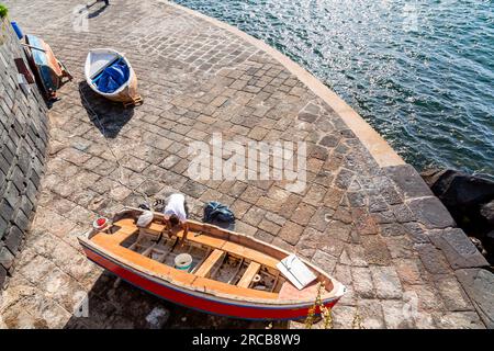 Neapel, Italien - 9. April 2022: Ruderboote entlang der Küste von Neapel, vor der Via Nazario Sauro. Stockfoto