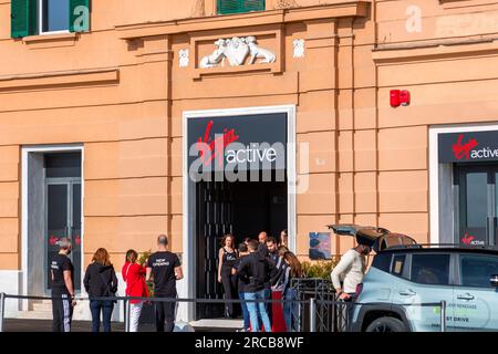 Neapel, Italien - 9. April 2022: Die Eröffnung von Virgin Active in neapel in der Via Nazario Sauro. Virgin Active ist ein im Vereinigten Königreich ansässiges Unternehmen für Fitnessstudios. Stockfoto