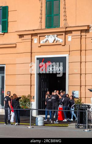 Neapel, Italien - 9. April 2022: Die Eröffnung von Virgin Active in neapel in der Via Nazario Sauro. Virgin Active ist ein im Vereinigten Königreich ansässiges Unternehmen für Fitnessstudios. Stockfoto