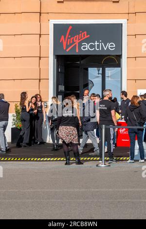 Neapel, Italien - 9. April 2022: Die Eröffnung von Virgin Active in neapel in der Via Nazario Sauro. Virgin Active ist ein im Vereinigten Königreich ansässiges Unternehmen für Fitnessstudios. Stockfoto