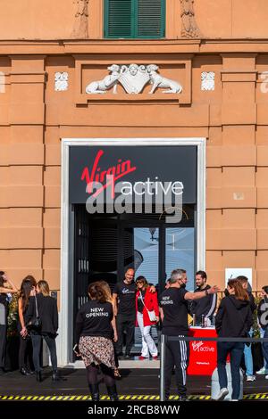 Neapel, Italien - 9. April 2022: Die Eröffnung von Virgin Active in neapel in der Via Nazario Sauro. Virgin Active ist ein im Vereinigten Königreich ansässiges Unternehmen für Fitnessstudios. Stockfoto