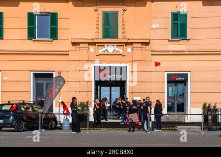 Neapel, Italien - 9. April 2022: Die Eröffnung von Virgin Active in neapel in der Via Nazario Sauro. Virgin Active ist ein im Vereinigten Königreich ansässiges Unternehmen für Fitnessstudios. Stockfoto