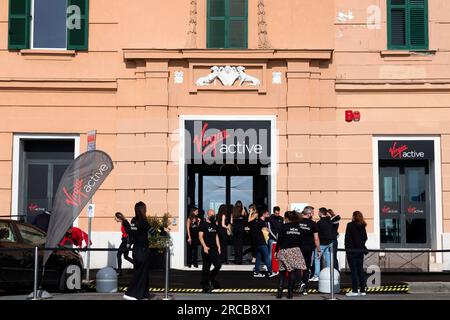 Neapel, Italien - 9. April 2022: Die Eröffnung von Virgin Active in neapel in der Via Nazario Sauro. Virgin Active ist ein im Vereinigten Königreich ansässiges Unternehmen für Fitnessstudios. Stockfoto