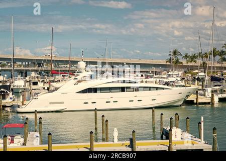 Miami, Florida, USA - 29. Februar 2016: Luxusyacht im Hafen im Sommer Stockfoto