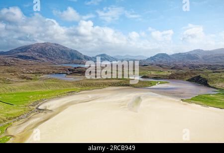 Uig Sands alias Traigh Uuige, Uig Bay, Lewis, Outer Hebrides. Blick nach Südosten von oben auf Dun Borranish. Antenne Stockfoto