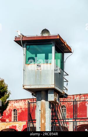 Neapel, Italien - 9. April 2022: Das verlassene Gebäude des Caserma Nino Bixio oder des palazzo Pizzofalcone in Neapel, Kampanien, Italien. Stockfoto