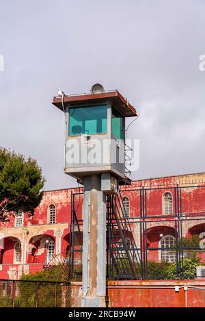 Neapel, Italien - 9. April 2022: Das verlassene Gebäude des Caserma Nino Bixio oder des palazzo Pizzofalcone in Neapel, Kampanien, Italien. Stockfoto