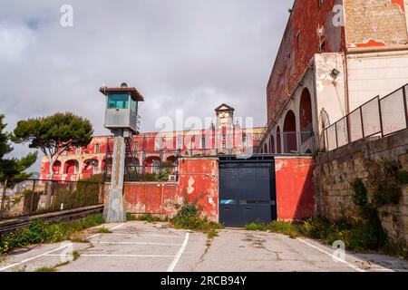 Neapel, Italien - 9. April 2022: Das verlassene Gebäude des Caserma Nino Bixio oder des palazzo Pizzofalcone in Neapel, Kampanien, Italien. Stockfoto