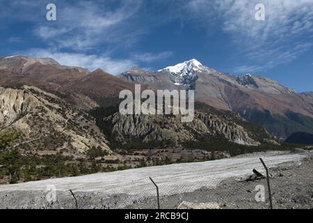 Landebahn des Flughafens Hongde und Pisang Peak Stockfoto