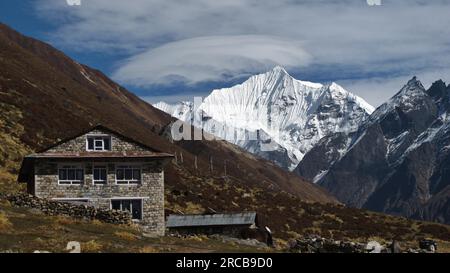 Lodge und schneebedeckter Yala Peak, Szene im Langtang-Tal, Nepal Stockfoto