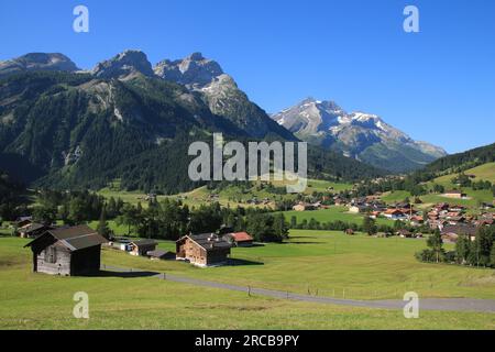 Dorf Gsteig in der Nähe von Gstaad und hohen Bergen Stockfoto