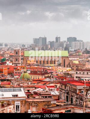 Neapel, Italien - 9. April 2022: Unvergleichlicher Blick auf die Stadt Neapel von der burg Sant'Elmo, Kampanien, Italien. Stockfoto