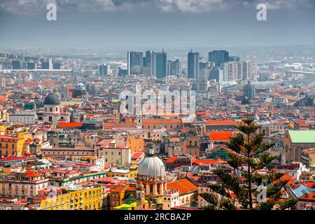 Neapel, Italien - 9. April 2022: Unvergleichlicher Blick auf die Stadt Neapel von der burg Sant'Elmo, Kampanien, Italien. Stockfoto